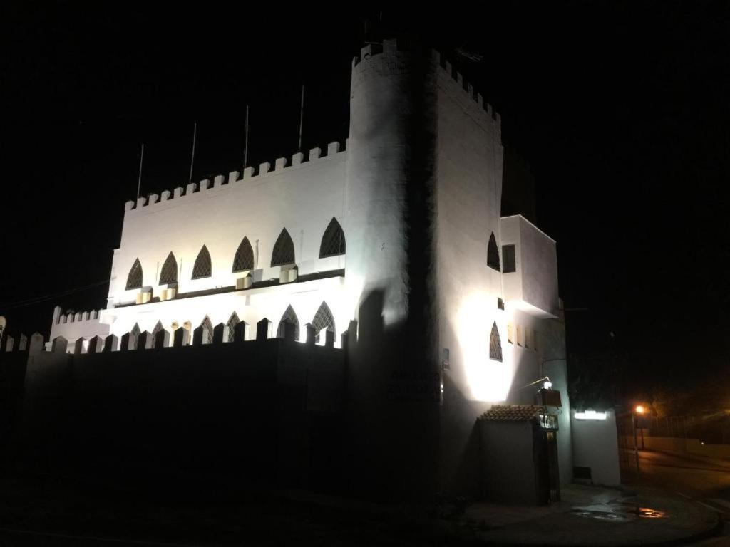 Hostal El Castillo Alcalá de Guadaira Екстериор снимка